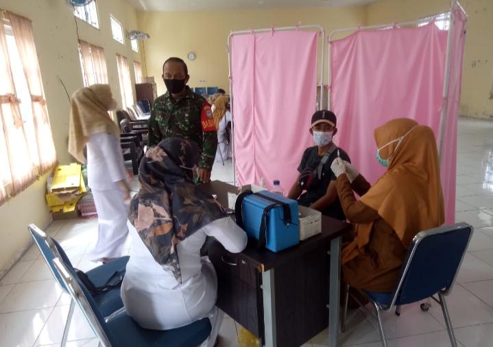 BABINSA KORAMIL 05/DARUL MAKMUR MONITORING PELAKSANAAN VAKSINASI TENAGA MEDIS DI DAERAH BINAANYA
