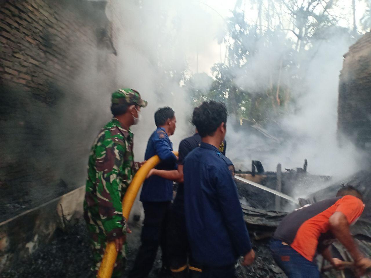 Dugaan Arus Pendek Listrik 5 Unit Rumah Terbakar