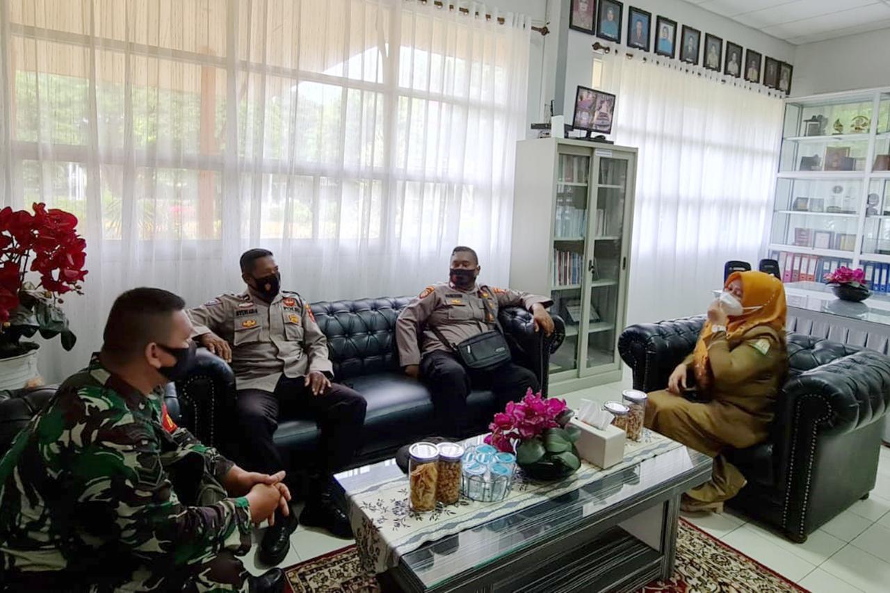 Babinsa Posramil Banda Raya Bersama Kanit Humas Polsek Banda Raya Silaturahmi dengan Kepala Sekolah SMKN 1 Banda Aceh