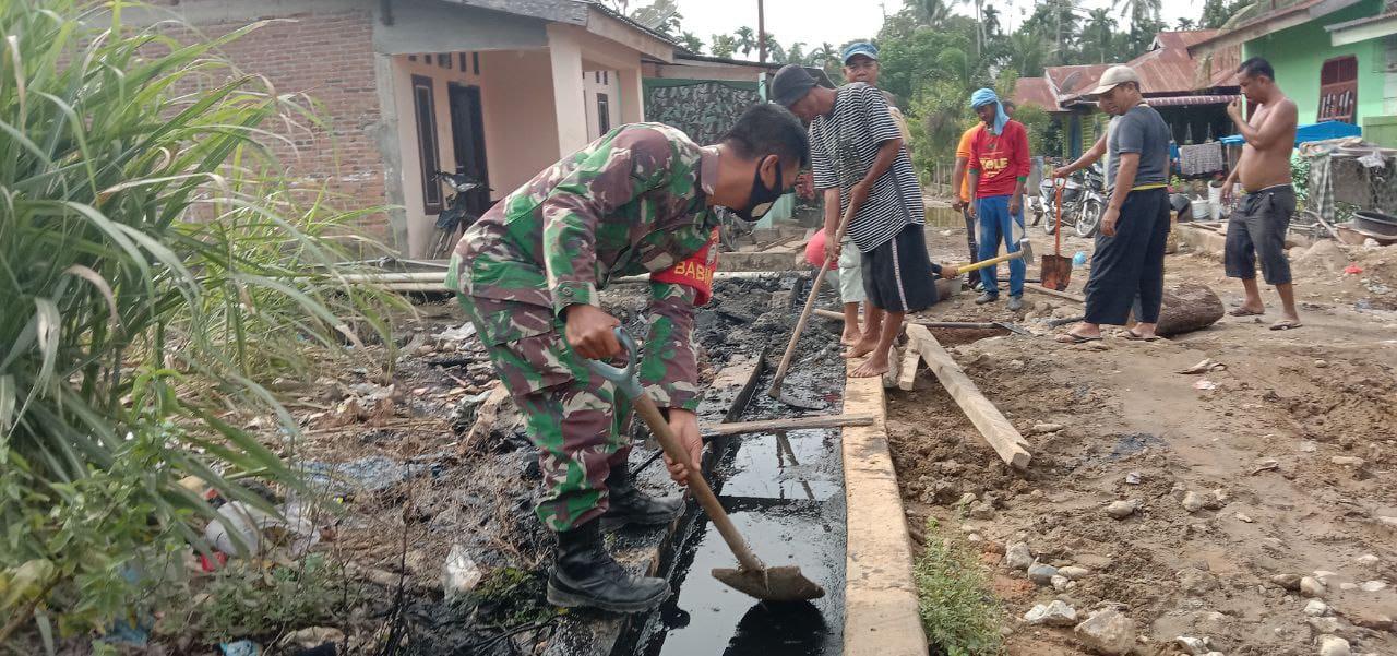 Musim Penghujan Tiba, Babinsa dan Warga Bersihkan Parit