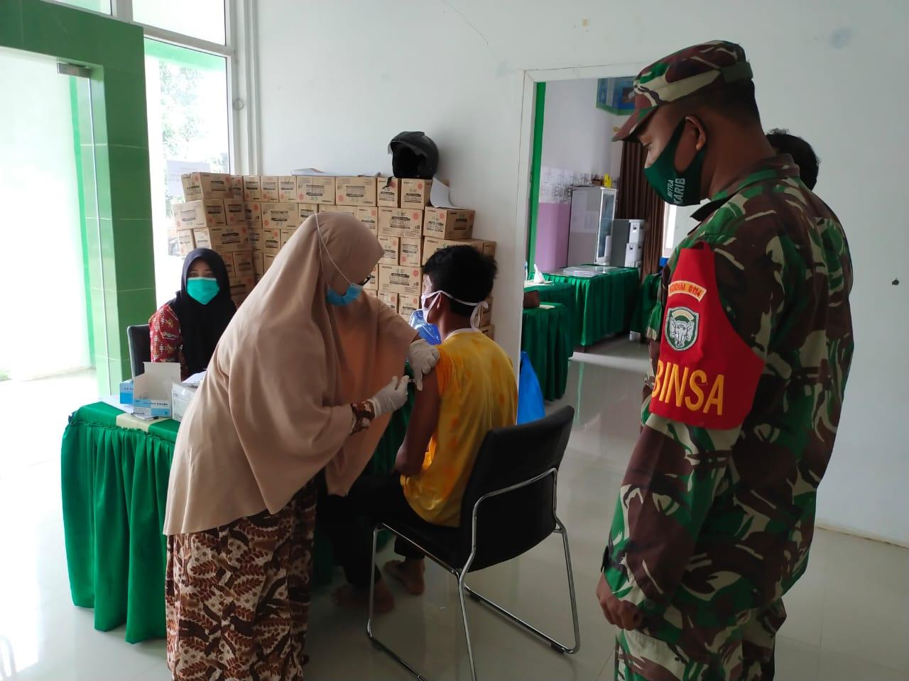 Wujudkan Balita Sehat, Babinsa Koramil 12/Sry Dampingi Pelaksanaan Posyandu di Desa Binaan