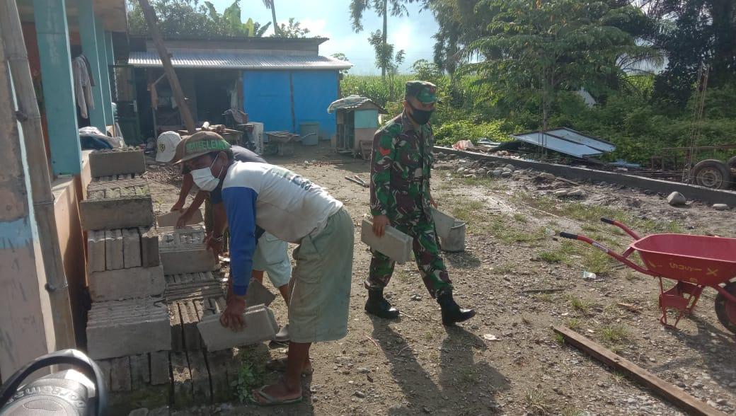 Wujud Kemanunggalan Babinsa Bantu Bangun Dinding Penahan Tanah