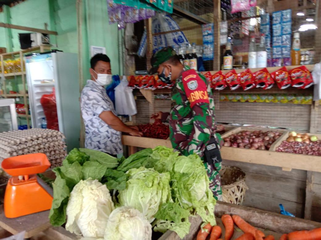 Sambangi Pasar Tradisional Babinsa Teunom Pastikan Harga Jual Sembako Stabil