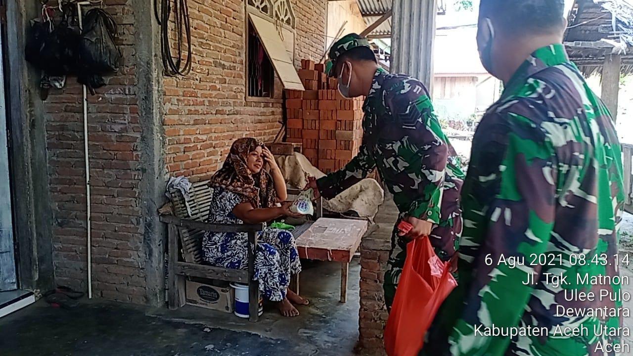 Jum’at Barokah, Babinsa Door to Door Bagikan Nasi Kotak Kepada Warga Kurang Mampu.