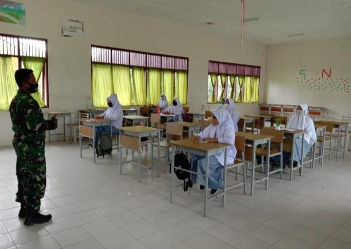Basbinsa Posramil Kuala Pesisir Laksanakan Wasbang Kepada Anak Sekolah SMA Negi 3 Kuala
