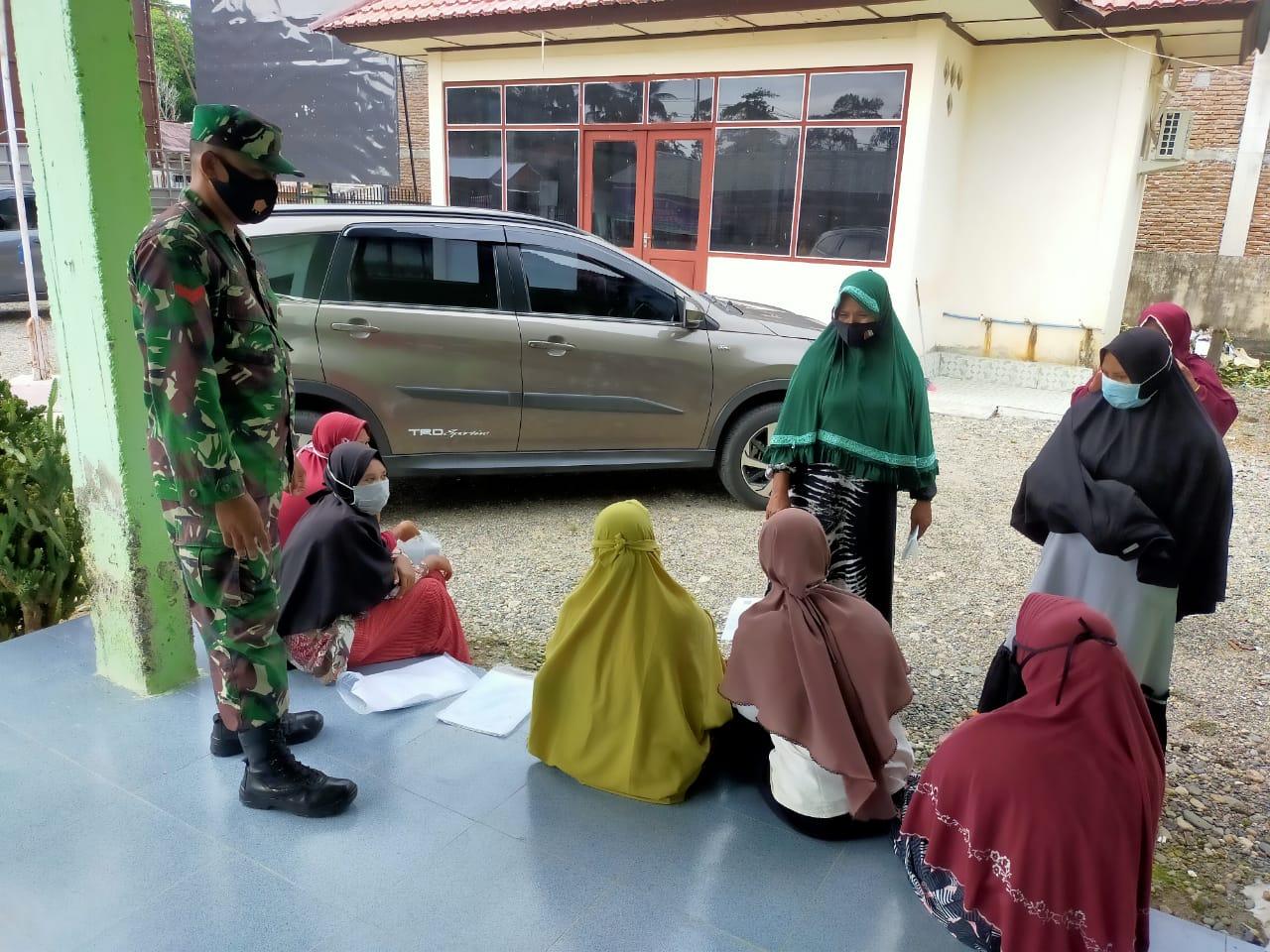Babinsa Posramil Tripa Makmur Laksanakan Sosialisasi Covid – 19 kepada Ibu – Ibu PKK