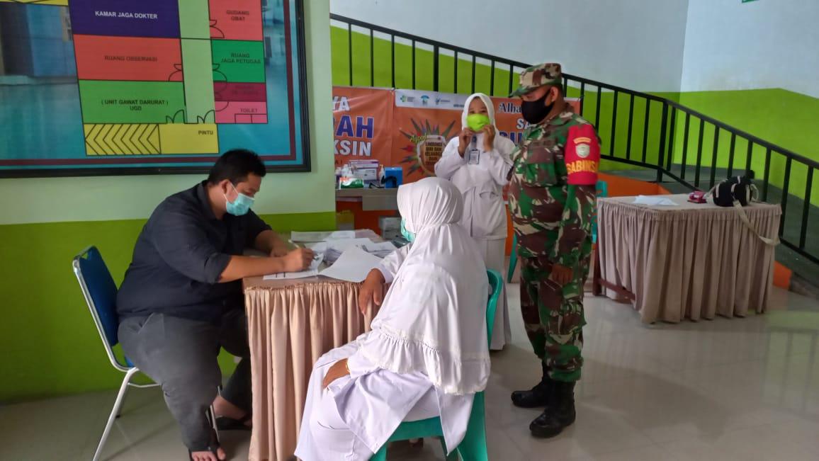 Babinsa Koramil 02/Lateng Dampingi Vaksinasi Moderna Dosis ke Tiga Bagi Nakes Puskesmas Labuhan Haji Tengah