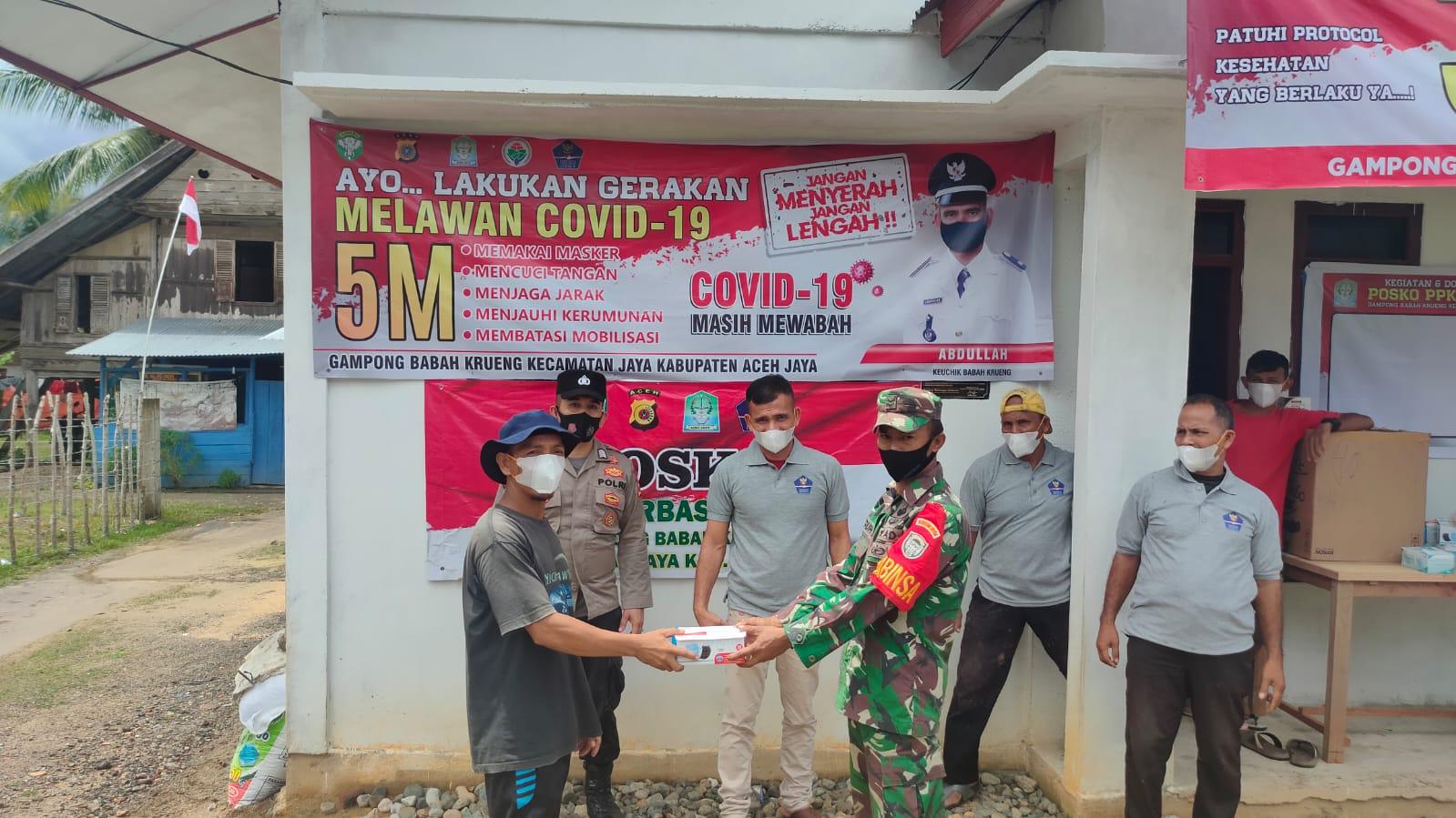 Babinsa Jaya dan Satgas Covid-19 Tingkat Desa Bagikan Masker Kepada Warga