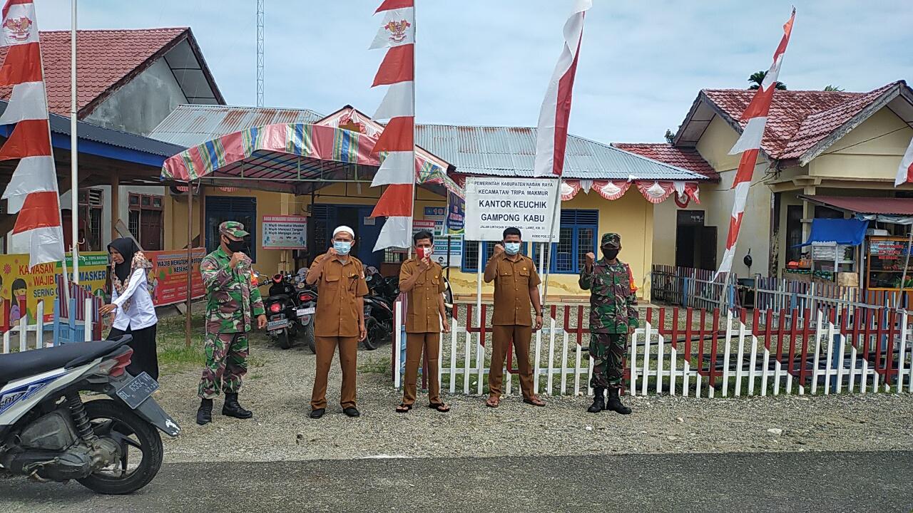 Dengan Antusias Babinsa Posramil Tripa Makmur bersama Aparat Desa dan Generasi Muda Kibarkan Bendera Merah Putih