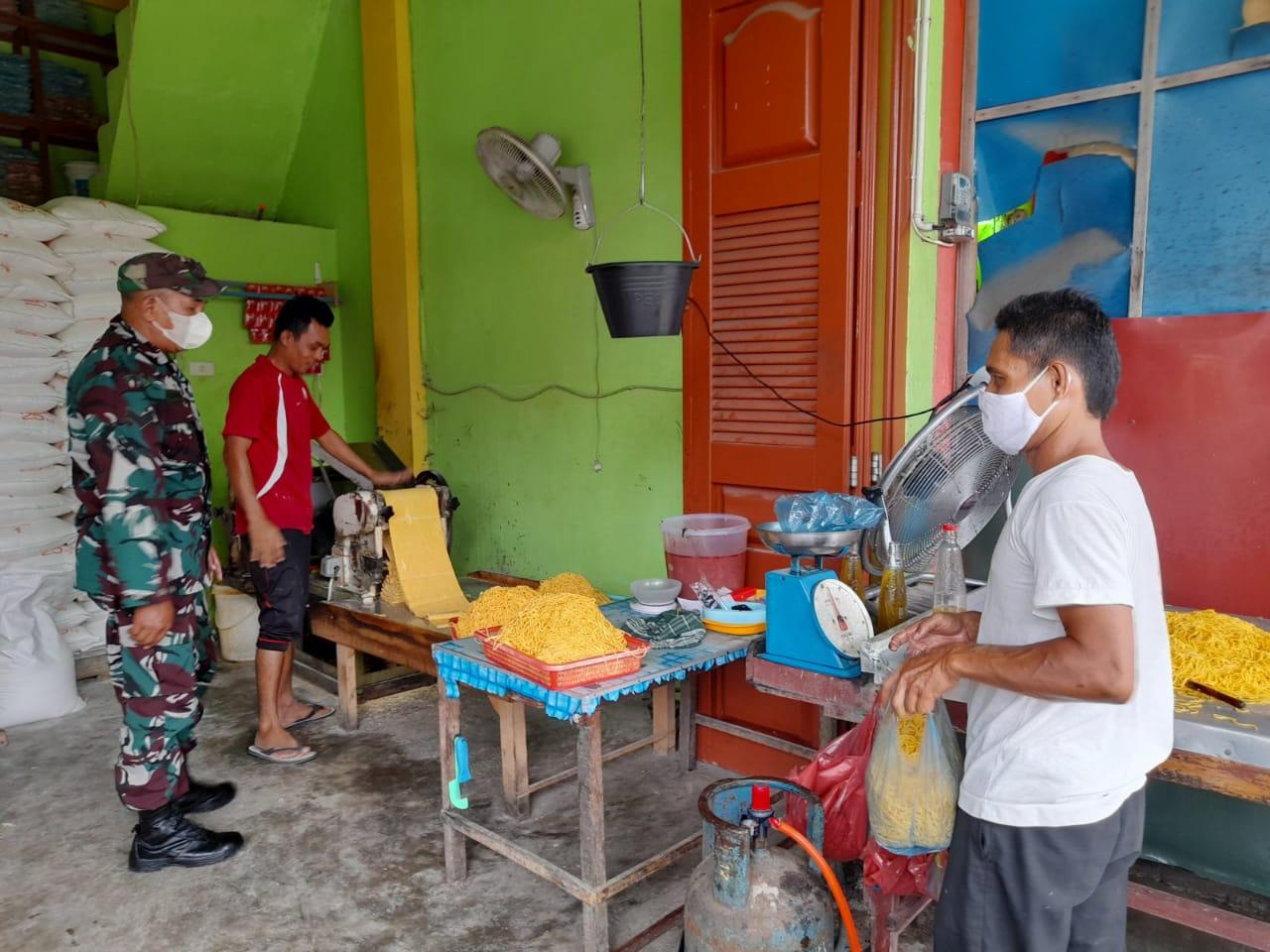 Komsos ke Desa Binaan, Babinsa Koramil 04/Sawang Beri Motivasi Terhadap Pelaku UKM