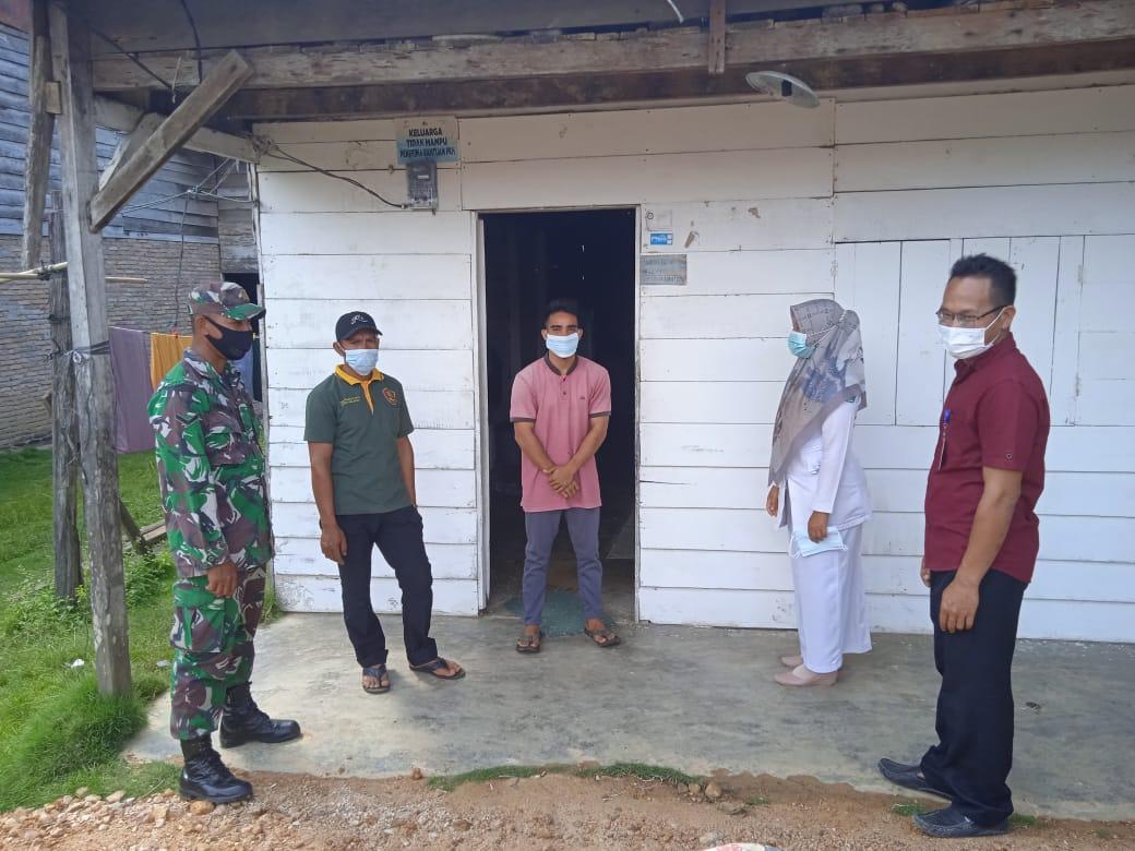 Babinsa Trumon Bantu Satgas Covid-19 dan Petugas Puskesmas Melakukan Tracing Sekaligus Pantau Kesehatan Warga
