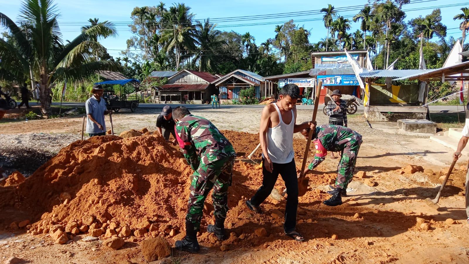 Manunggal Dengan Rakyat, TNI/Polri, Dinas Terkait Bersama Masyarakat Pintu Rimba Gotong Royong Meratakan Tanah di Halaman Dayah Nurul Aulia