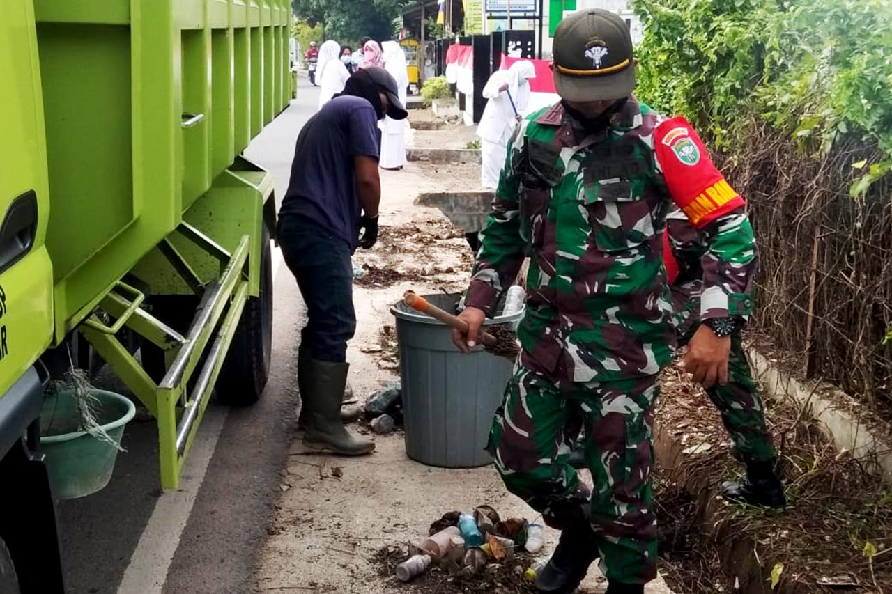 Semarakkan HUT RI ke 76, Koramil 11/Darul Imarah Bersama Unsur Muspika Gotong Royong