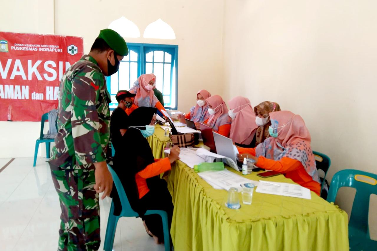 Sukseskan Program Vaksinasi, Babinsa Jajaran Kodim 0101/Aceh Besar Terus Lakukan Pengawalan