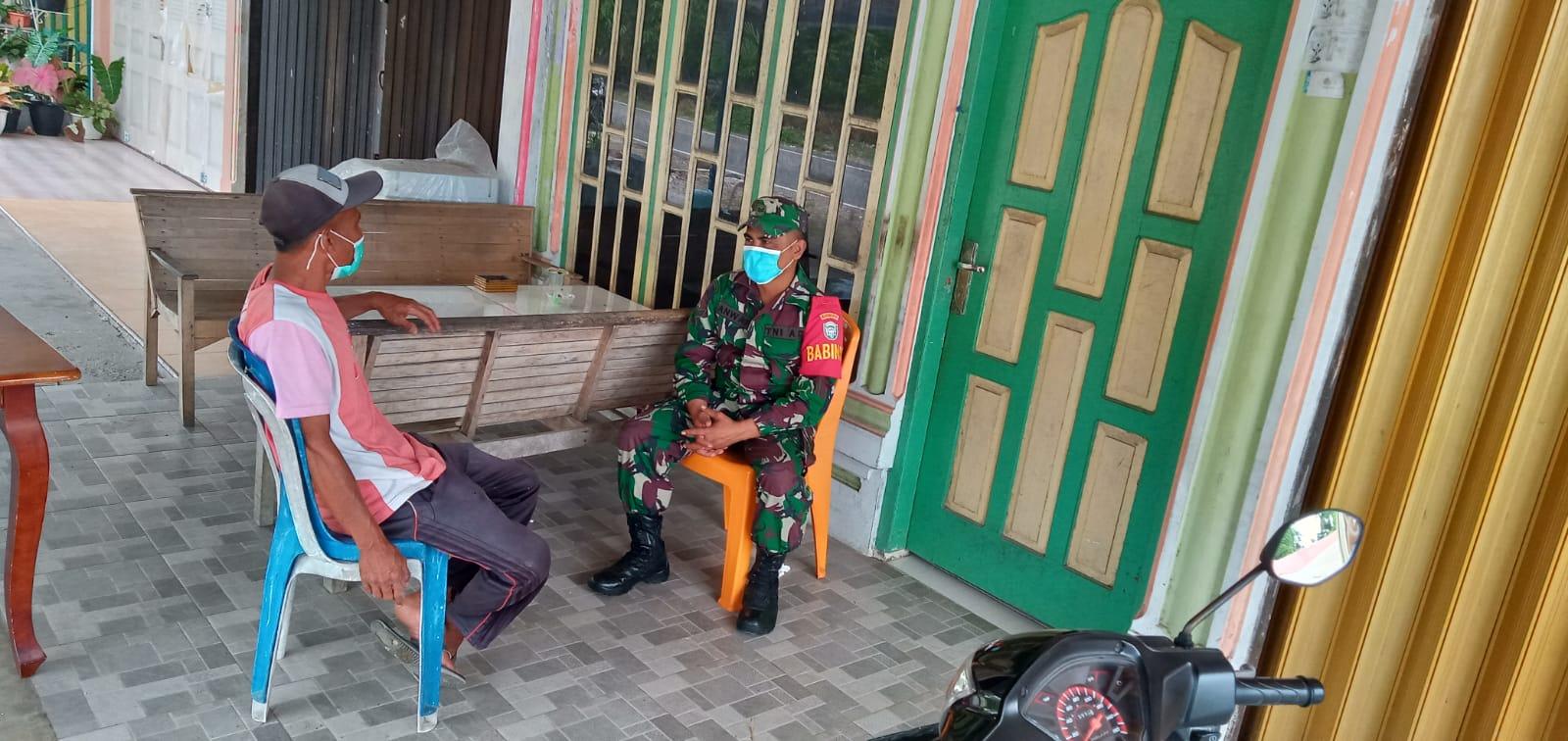 Babinsa Koramil 03/Meukek Komsos Dengan Masyarakat Desa Binaan
