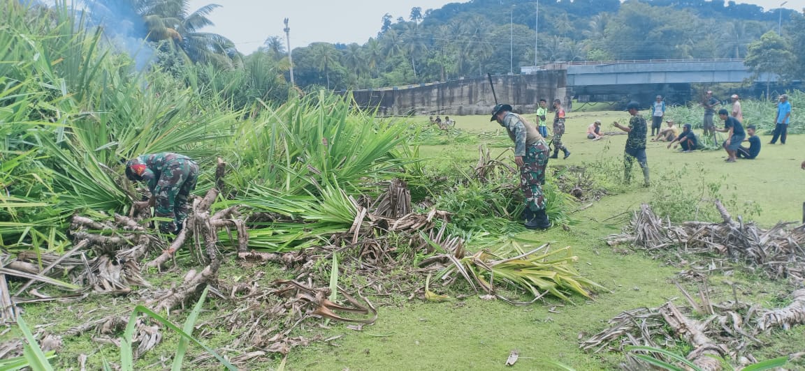 Danposramil dan Babinsa bersama masyakat laksanakan kegiatan Karya bakti