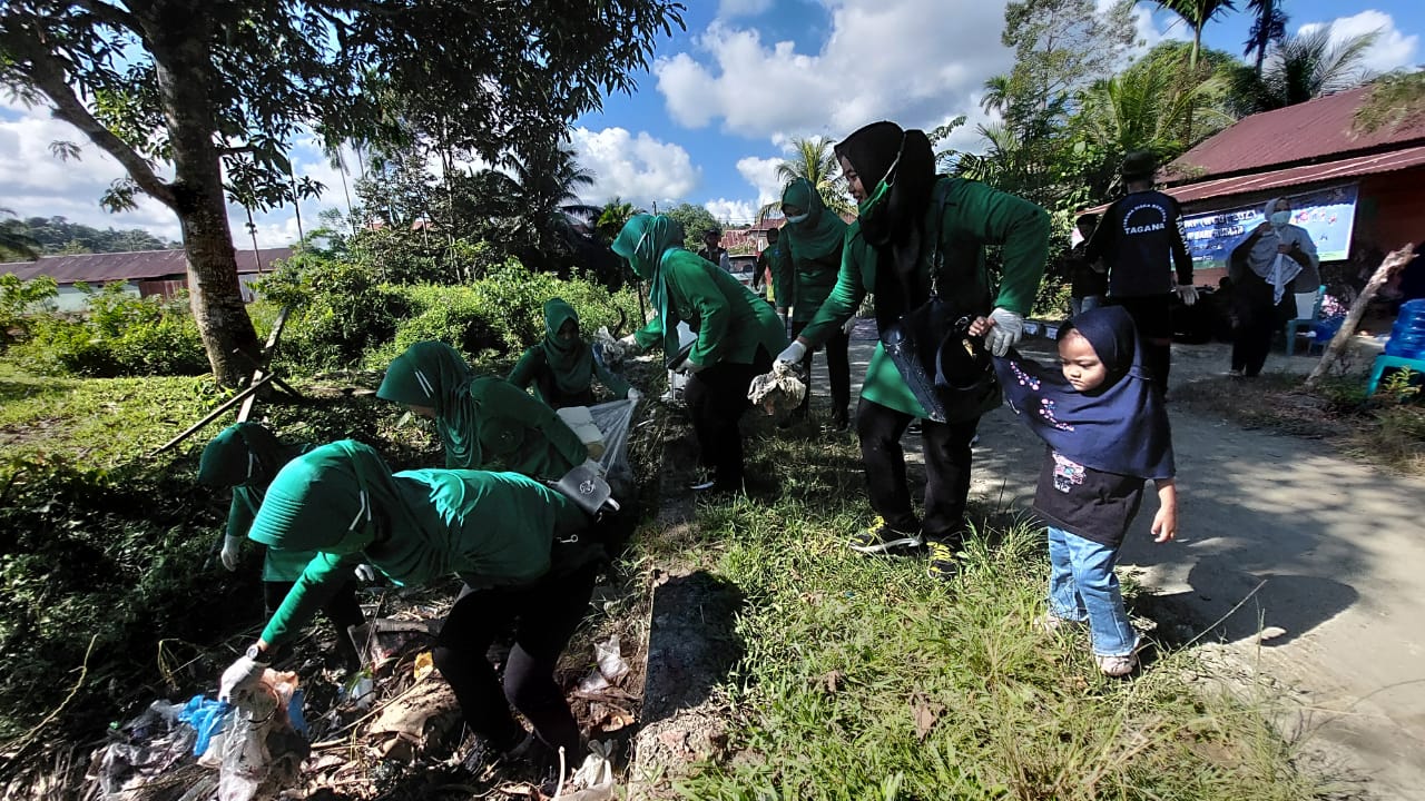 Persit KCK cabang XXXIII Dim 0115/Simeulue Koorcab Rem 012 PD Iskandar Muda laksanakan kegiatan World Cleanup Day(WCD) dalam rangka menyambut hari bersih sampah dunia