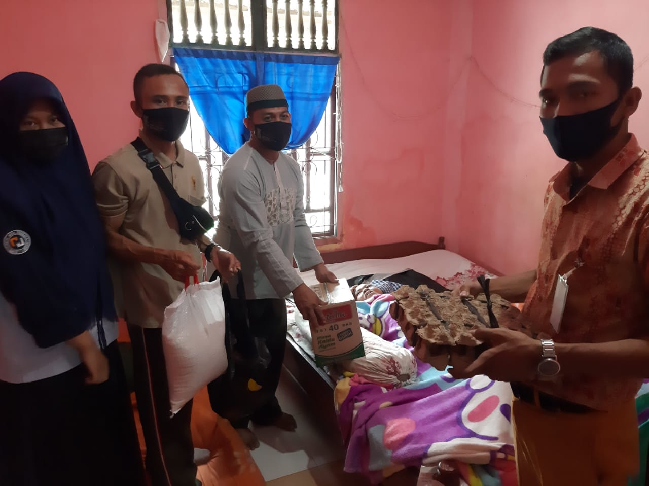 Bantu Warga Terdampak Covid-19, Ini Aksi Blusukan Personel Kodim 0104/Atim Bagikan Sembako