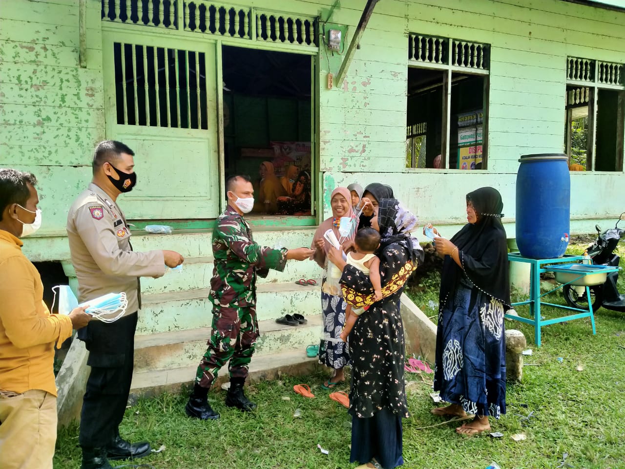 TNI-Polri Dampingi Jalannya Sosialisasi Rencana Vaksinasi, Sekaligus Bagikan Masker