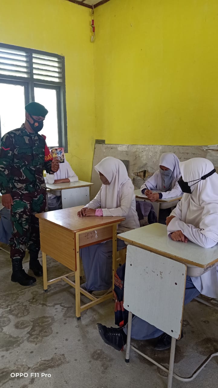 Babinsa turun kesekolah, Ajak Siswa dan siswi SMU N 2 Teluk Dalam patuhi Protokol Kesehatan 3M