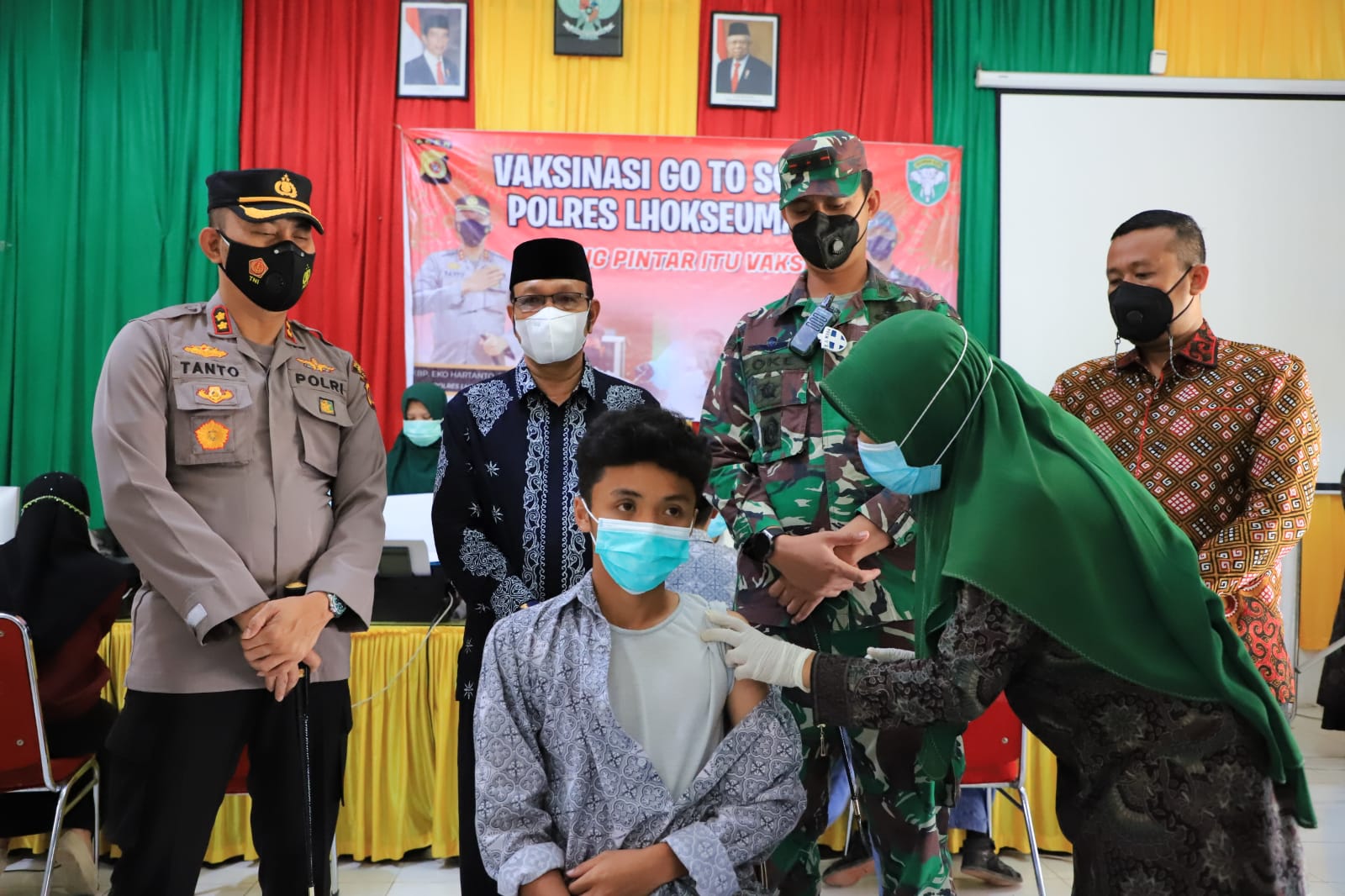 Dandim 0103/Aceh Utara Bersama Kapolres Lhokseumawe Tinjau Kegiatan Vaksinasi Go To School