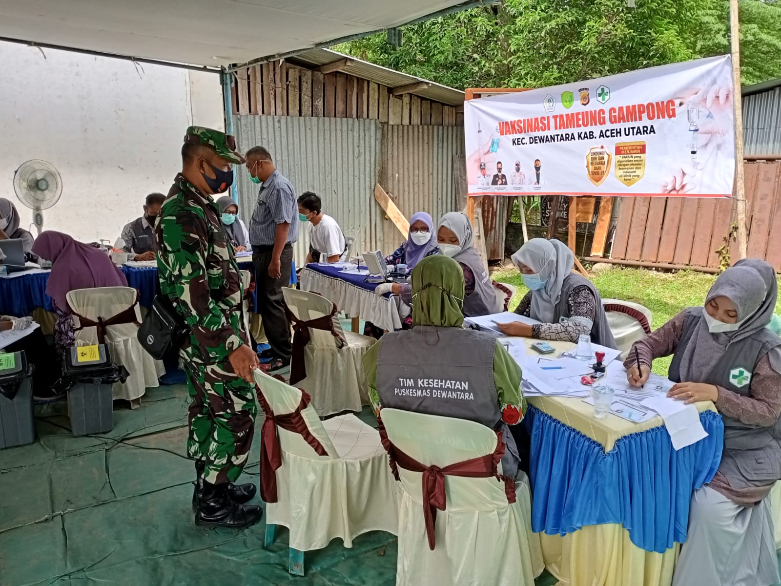 Babinsa Koramil Jajaran Kodim 0103/Aceh Utara Terus Kawal Kegiatan Vaksinasi Tamong Gampong