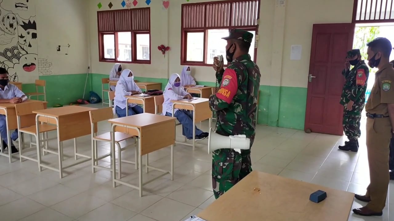 Babinsa Dan Bhabinkamtibmas Sosialisasi Protkes dan Vaksinasi Ke Sekolah-Sekolah