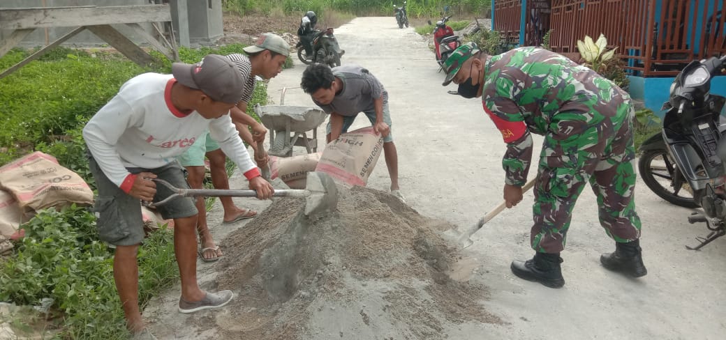 Ringankan Pekerjaan Warga, Babinsa Bantu Pembangunan Jalan Rabat Beton