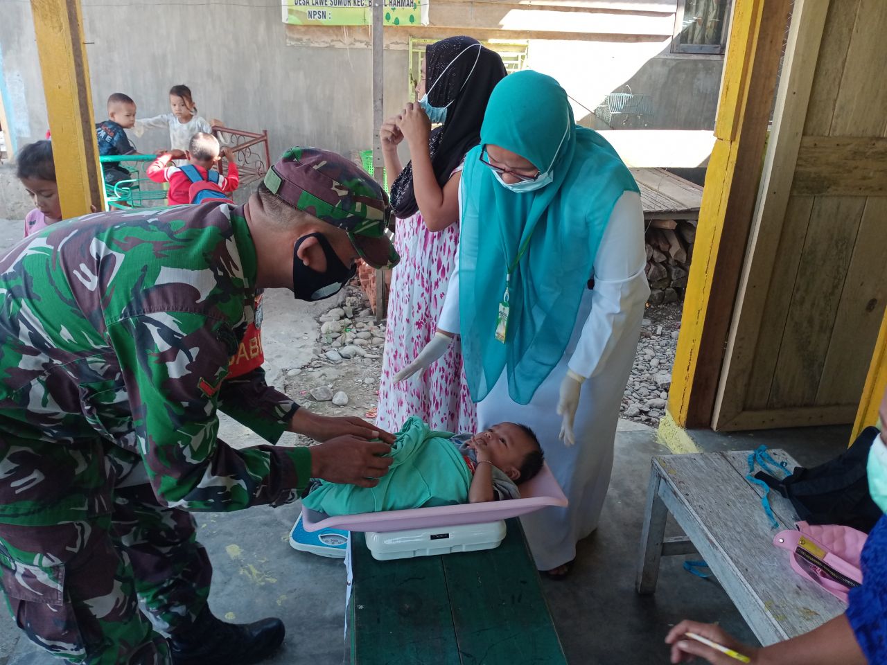 Wujudkan Balita Sehat, Babinsa Bantu Bides Laksanaan Posyandu