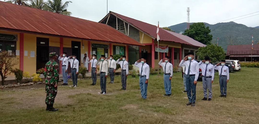 Sosialisasikan Covid dan Tanamkan Disiplin Mandiri, Babinsa Anjangsana ke SMAN 3