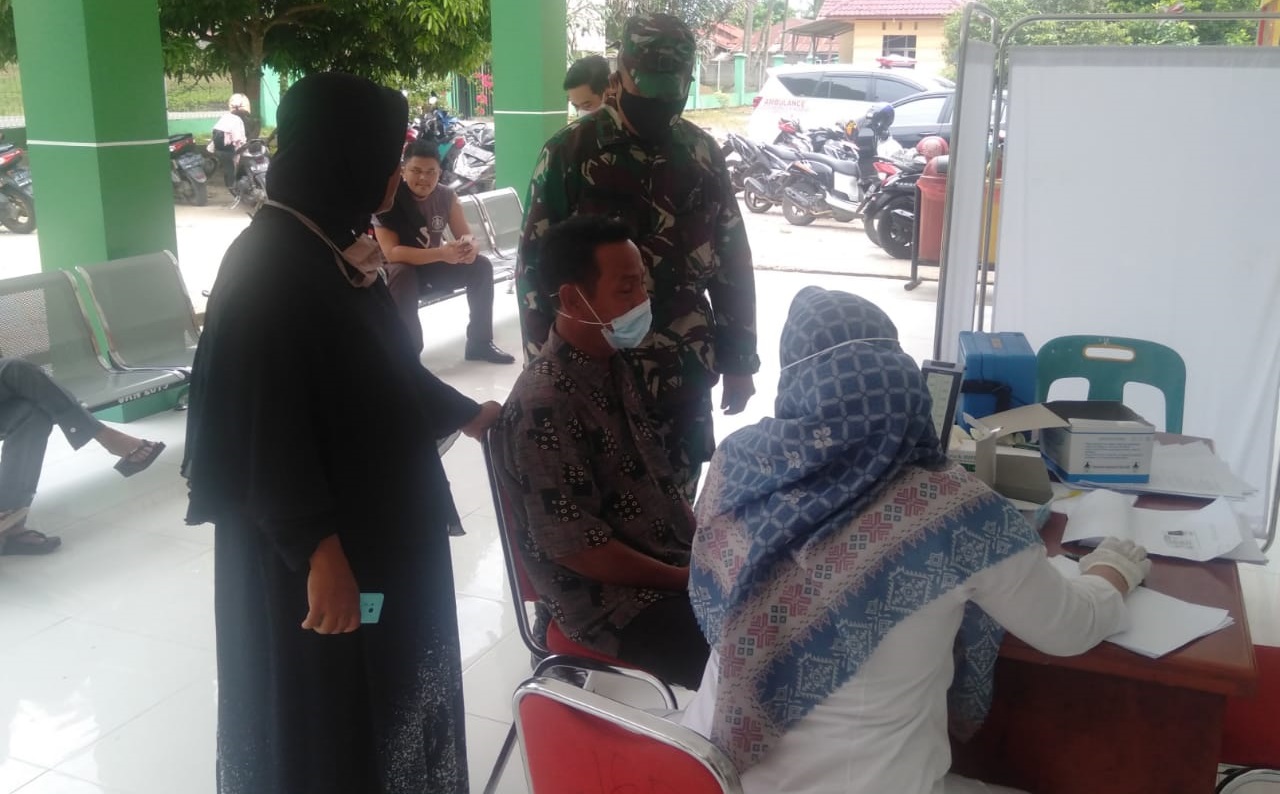 Danramil Pantau Pelaksanaan Serbuan Vaksinasi Massal di Puskesmas Gunung Meriah