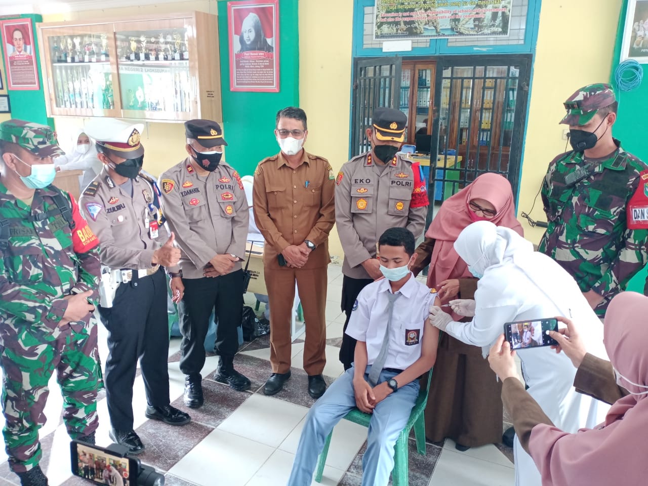 Vaksinasi Go To School ; Dandim 0103/Aceh Utara Bersama Kapolres Lhokseumawe Beri Semangat dan Motivasi Kepada Pelajar untuk Melaksanakan Vaksin