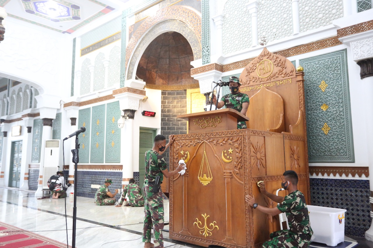 Jaga Kenyamanan Beribadah, Ratusan Prajurit Kodam IM Bersihkan Masjid Raya Baiturrahman