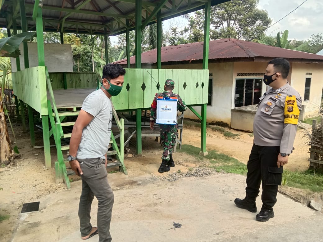 TNI–Polri Bersinergi Lakukan Penyemprotan Disinfektan di Desa Binaan