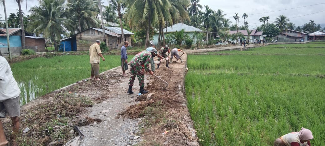 Jalin Silaturrahmi Yang Harmonis, Babinsa Bersama Warga Gotong Royong Perbaiki Jalan Desa