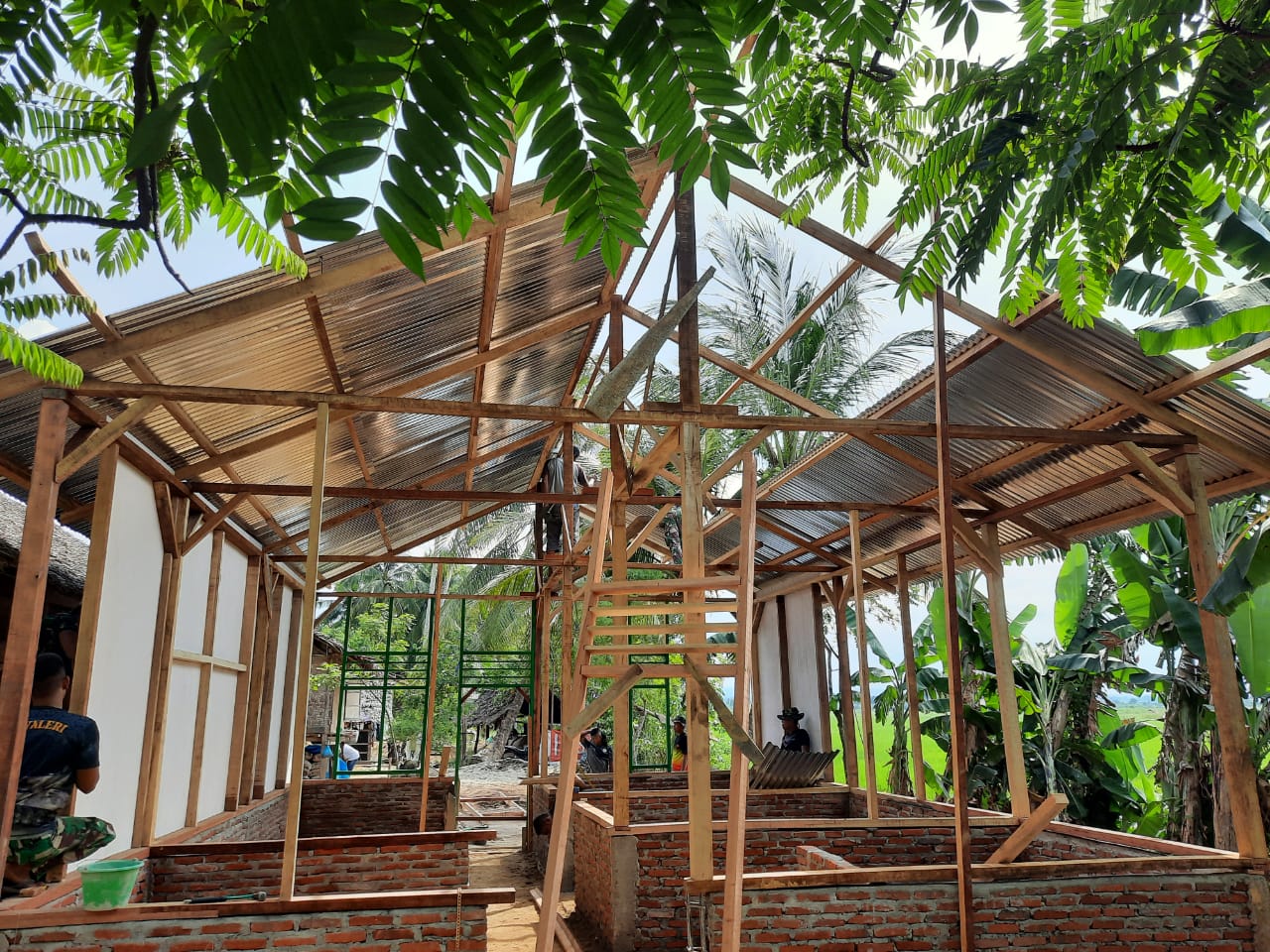 Satgas TMMD Kodim Aceh Utara Hati-hati Pasang Atap di RTLH Milik Yusnidar