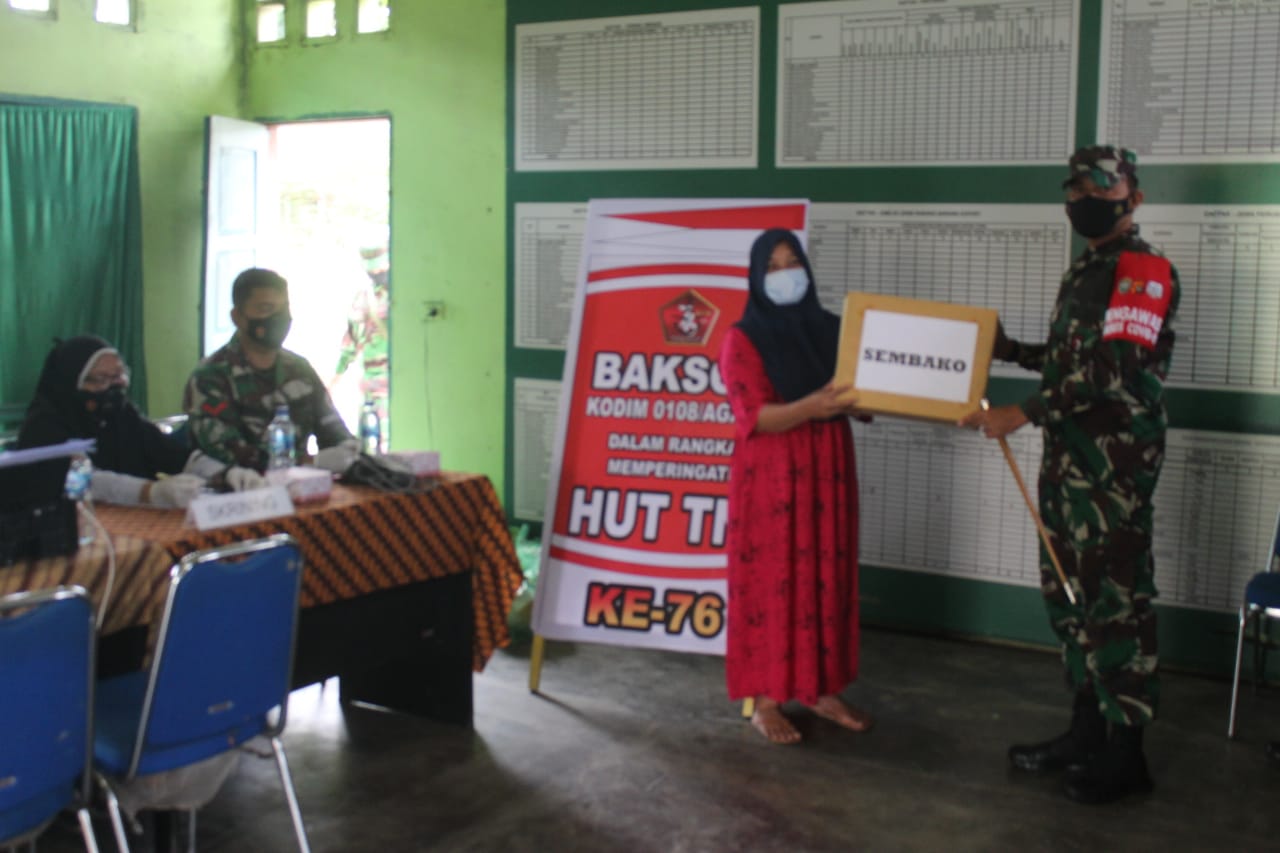 Poskes Kodim Agara Gelar Vaksin dan Bagikan Sembako Dampak Covid-19