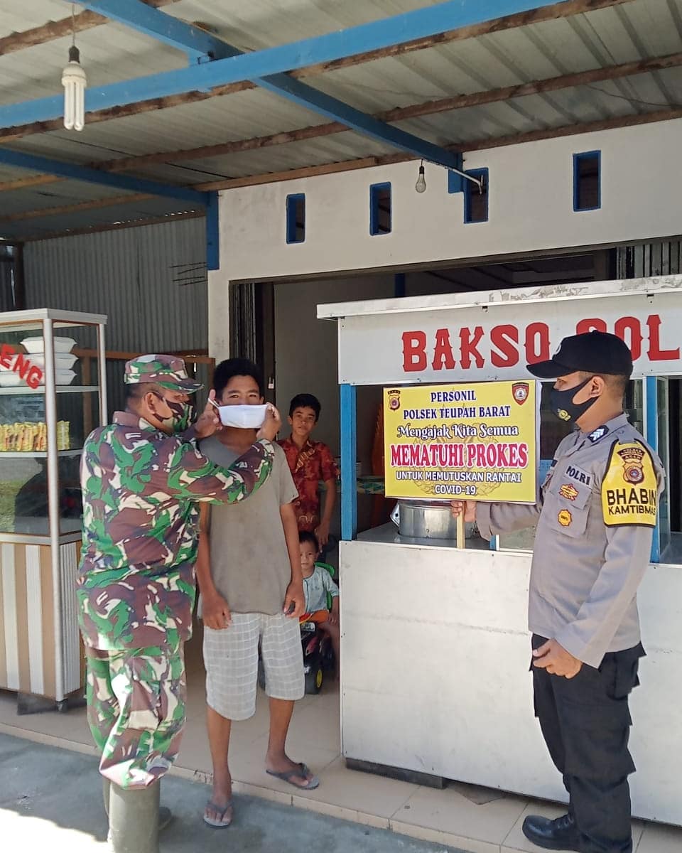 Babinsa dan Bhabinkamtibmas lindungi warga dari covid 19 dengan masker