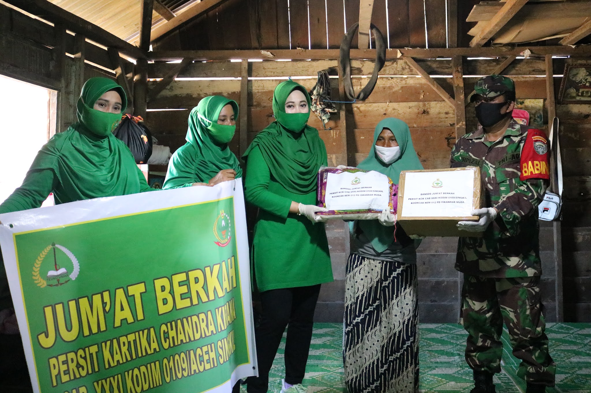 Persit Kartika Chandra Kirana Kodim 0109/Aceh Singkil Peduli Melalui Jumat Berkah