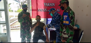 Babinsa 09 Gampong Cot Ba’U dan Babinpokdirga TNI AU Pantau pelaksanaan Vaksinasi di Klinik kesehatan Maimun Saleh