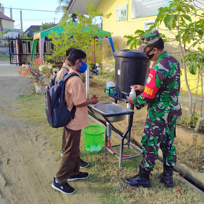 Babinsa Koramil 09/Nrs, Awasi penerapan Disiplin Protkes di Sekolah