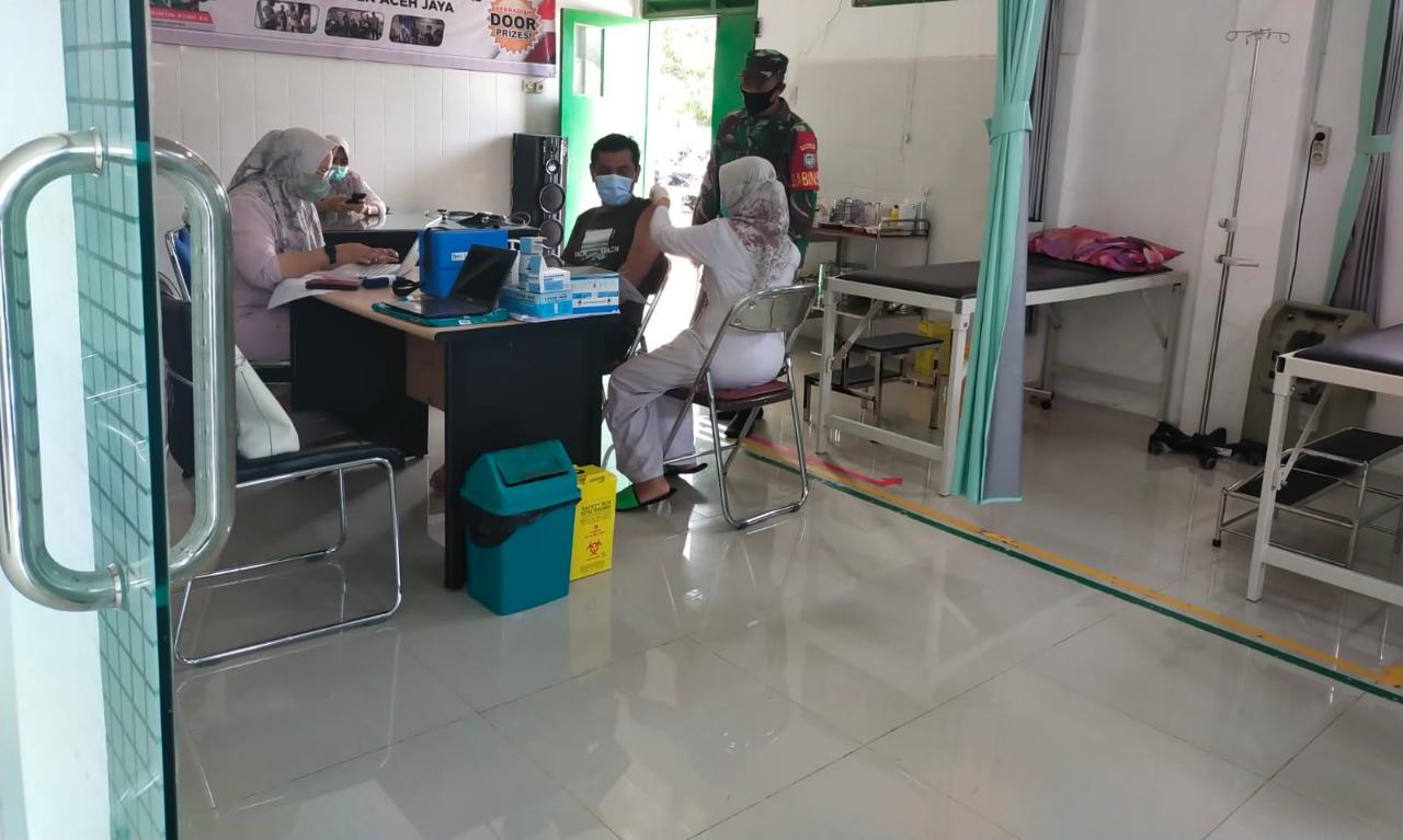 Babinsa Setia Bakti Dampingi Warga Vaksin Hingga Ikut serta ke Puskesmas