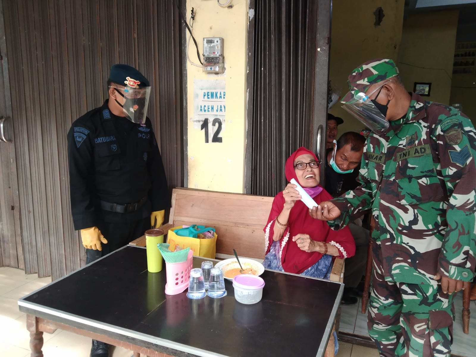 Bati Tuud Calang Bersama Anggota Brimob Sosialisasikan Protkes Kepada Warga