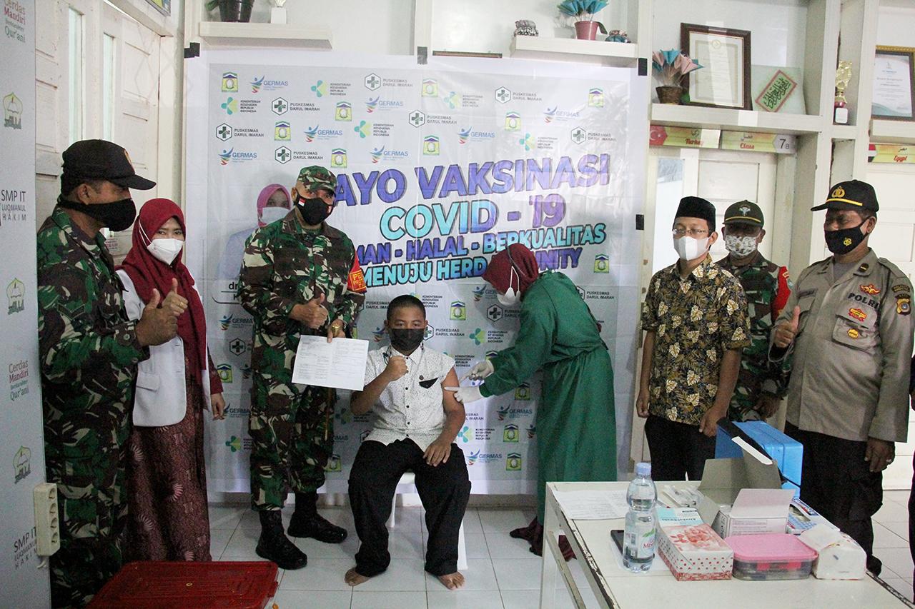 Tinjau Vaksinasi di SMP IT Luqmanul Hakim, Ini Harapan Dandim 0101/Aceh Besar