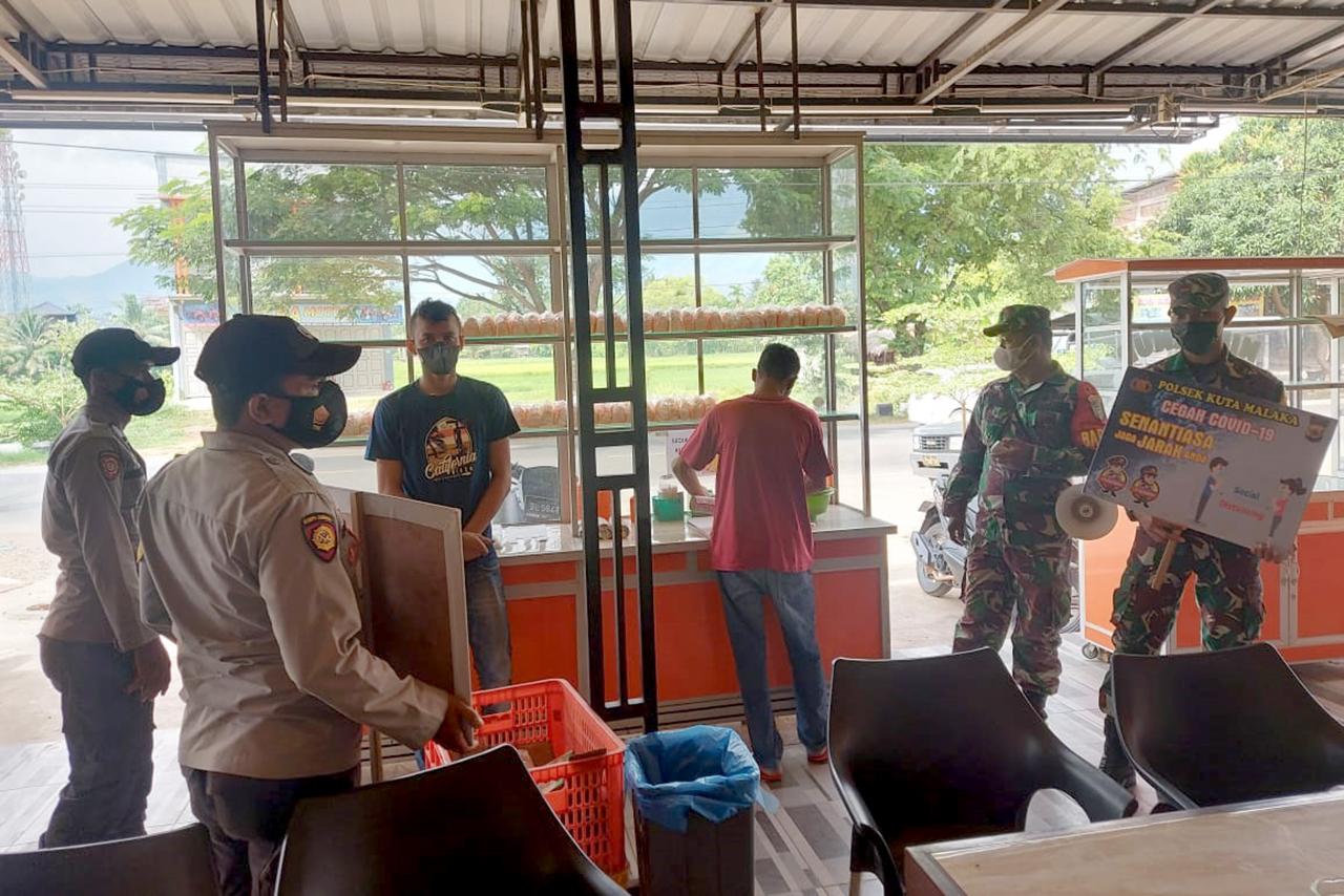 Personil Gabungan Tegakan Disiplin Prokes di Kecamatan Kuta Malaka