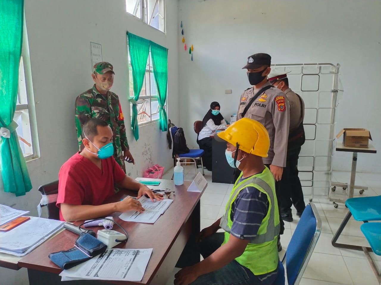 Babinsa dan Bhabinkamtibmas Monitoring Kegiatan Vaksinasi Covid-19 Kepada Masyarakat