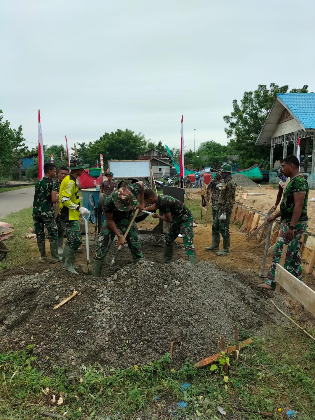 Salurkan Hobi Pemuda, Anggota Satgas TMMD Kebut Pembangunan Lapangan Volly