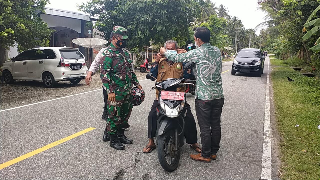Danramil dan Kapolsek Sawang Turun Langsung Pimpin Operasi Yustisi