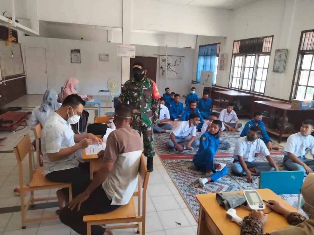Koramil dan Polsek Kluet Selatan Berikan Pendampingan Kegiatan Vaksinasi di SMA