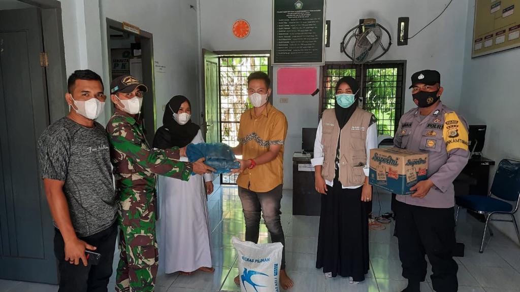 Bentuk Kepedulian Sesama, Tiga Pilar Desa Suak Lokan dan Blang Poroh Salurkan Sembako Bagi Warga Yang Sedang Isoman